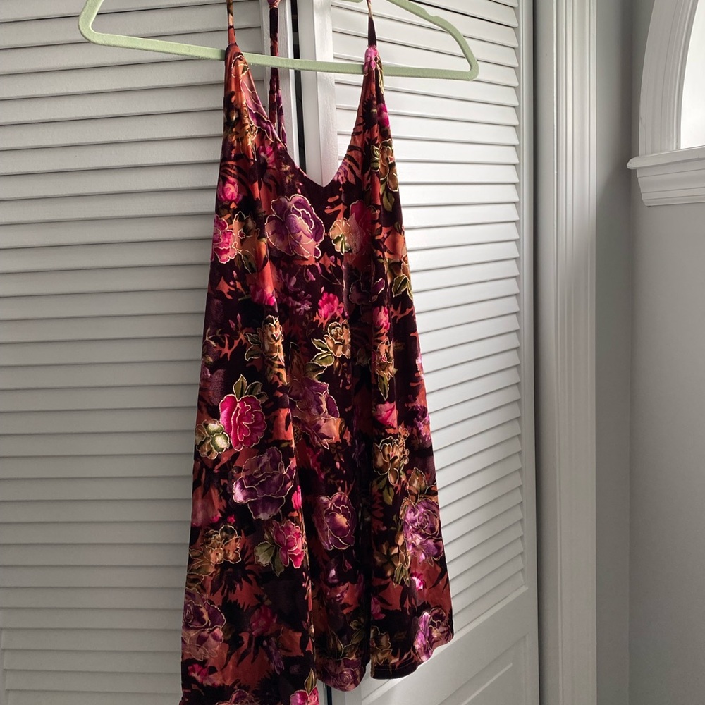 BNWT Beautiful velvet floral halter shirt / dress Small